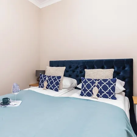 Etna Tranquil With Balcony By Renters 아파트